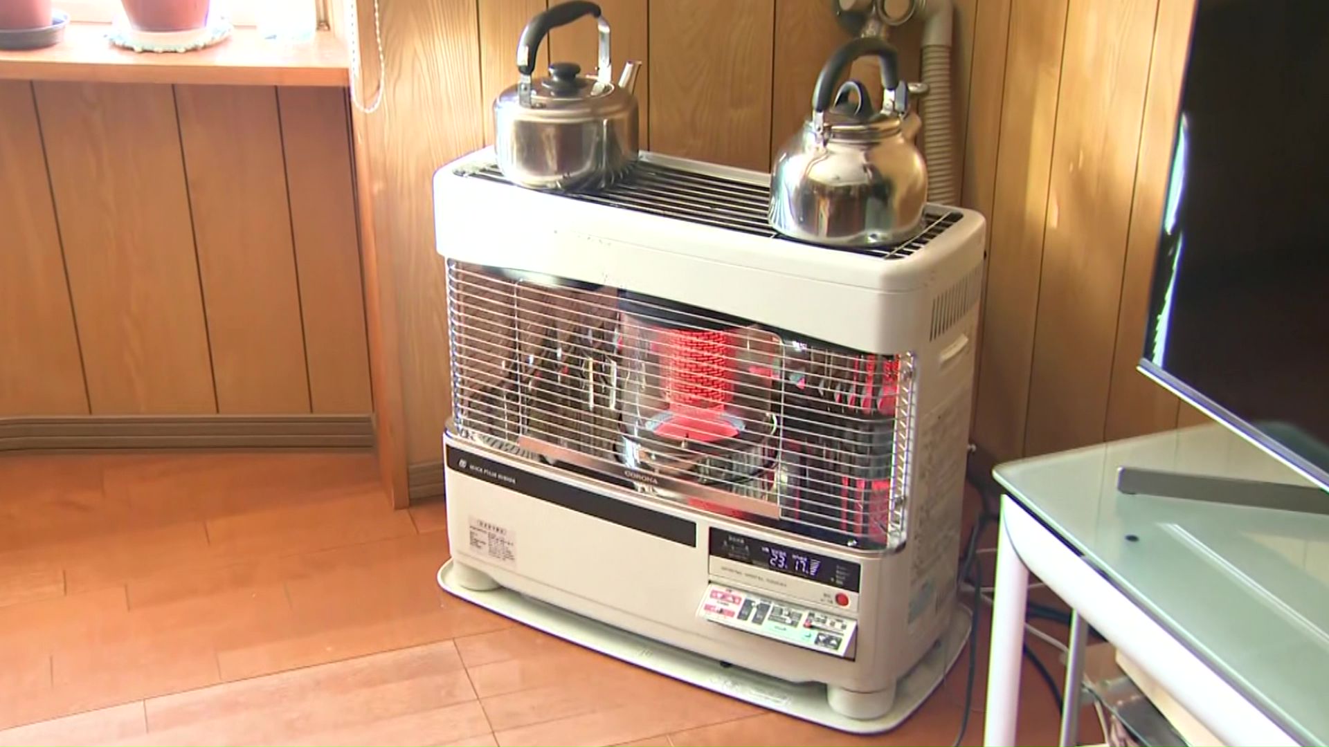 発電機によって唯一電気がついているストーブ