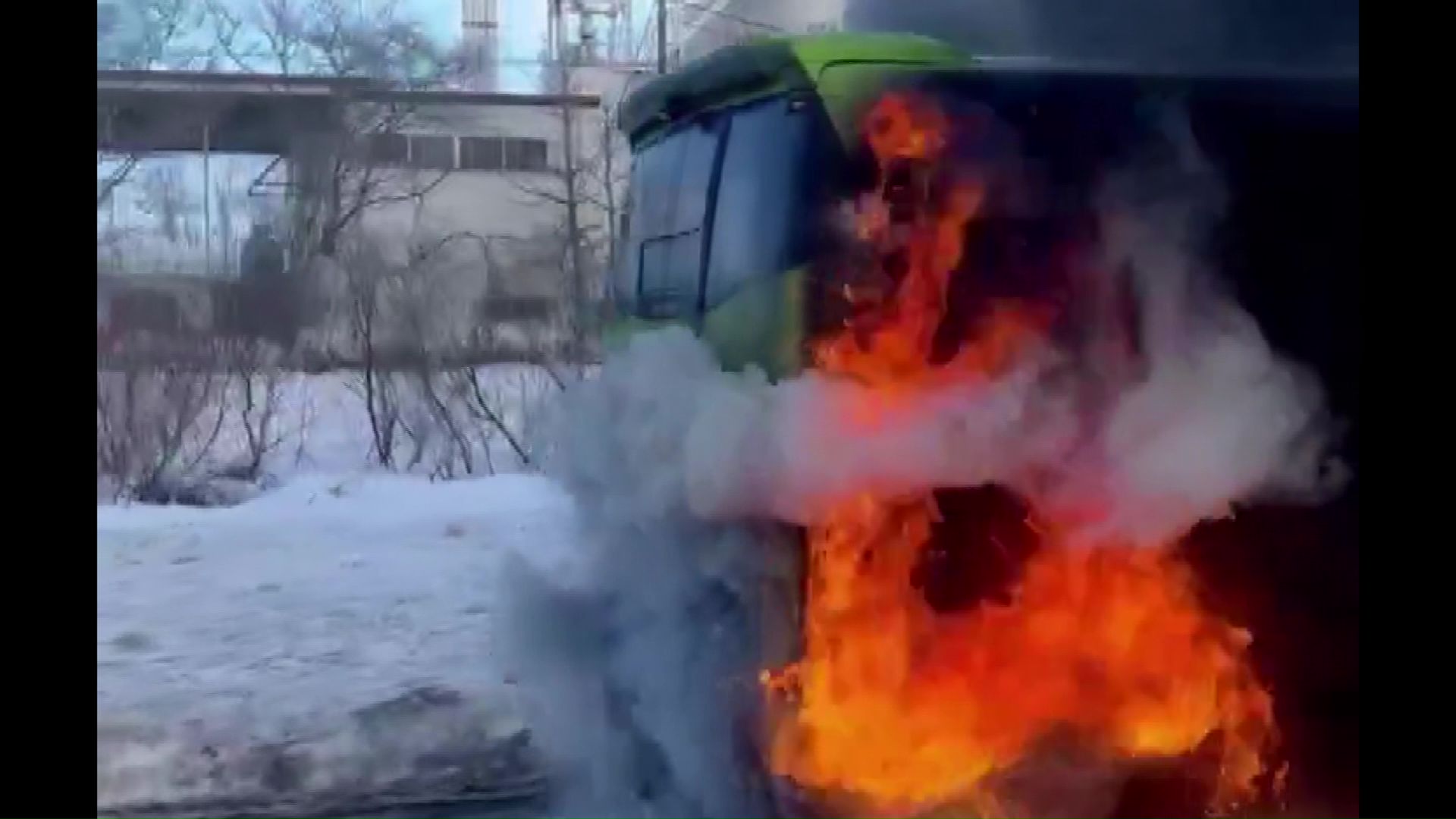 千歳市内の高速道路で空港連絡バスが炎上(撮影:視聴者)