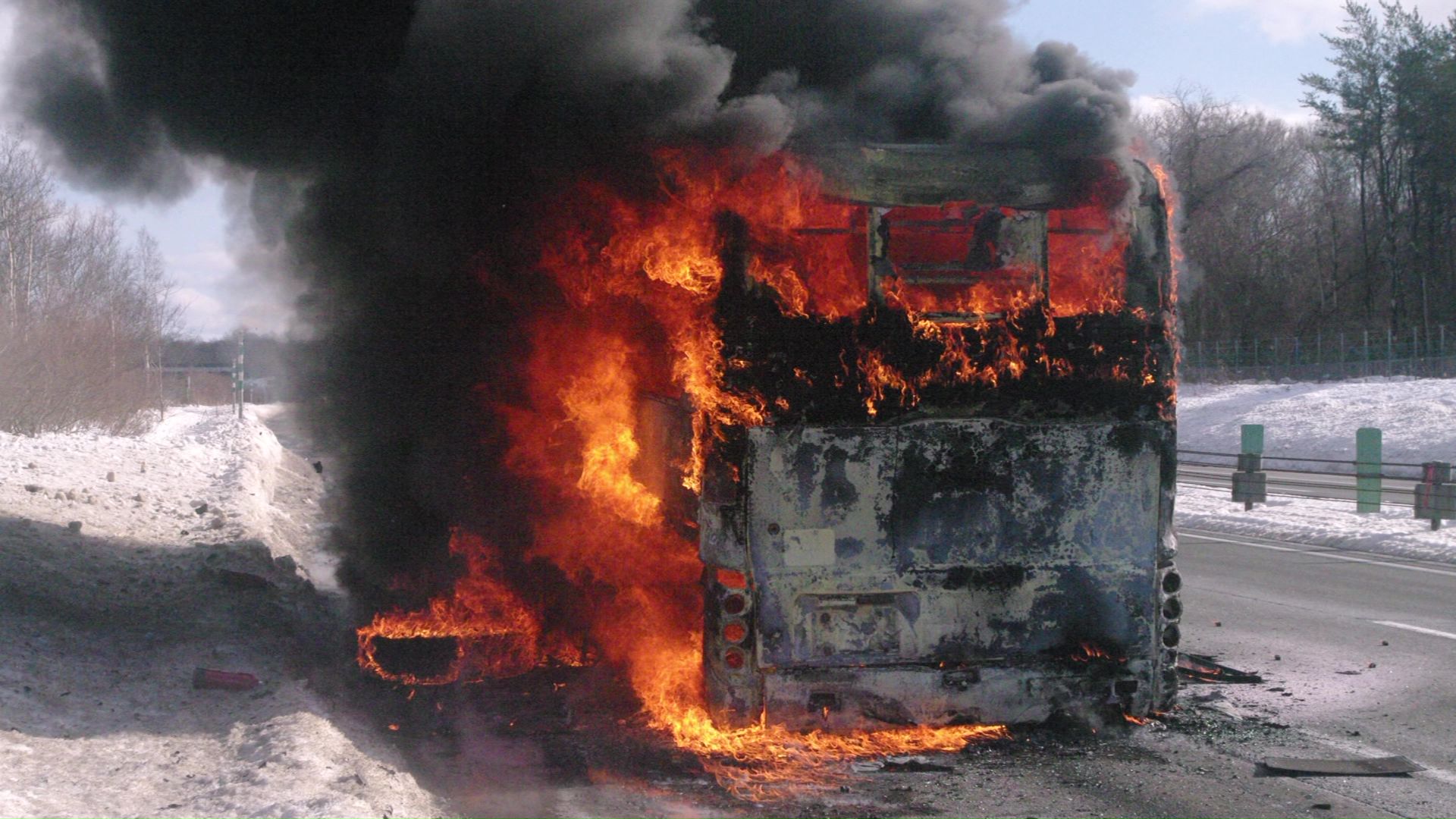 炎上した空港連絡バス（提供：道警高速隊）