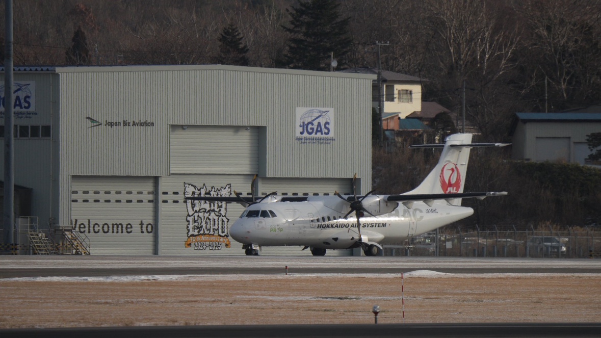 函館空港に“緊急着陸”したプロペラ機(12月13日撮影)