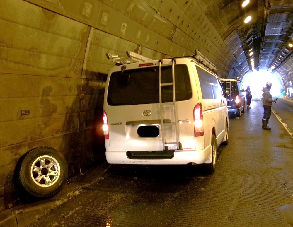 トンネル内でタイヤが脱落したワンボックスカー（提供：道警）
