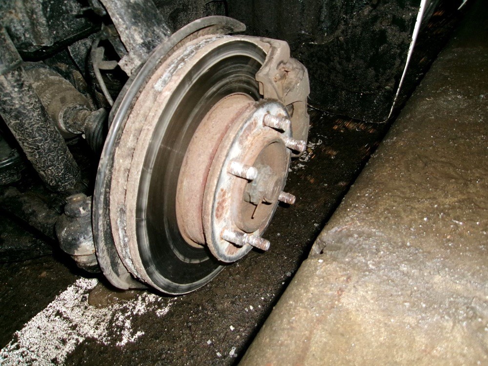 左前輪のタイヤがはずれた(提供:道警)