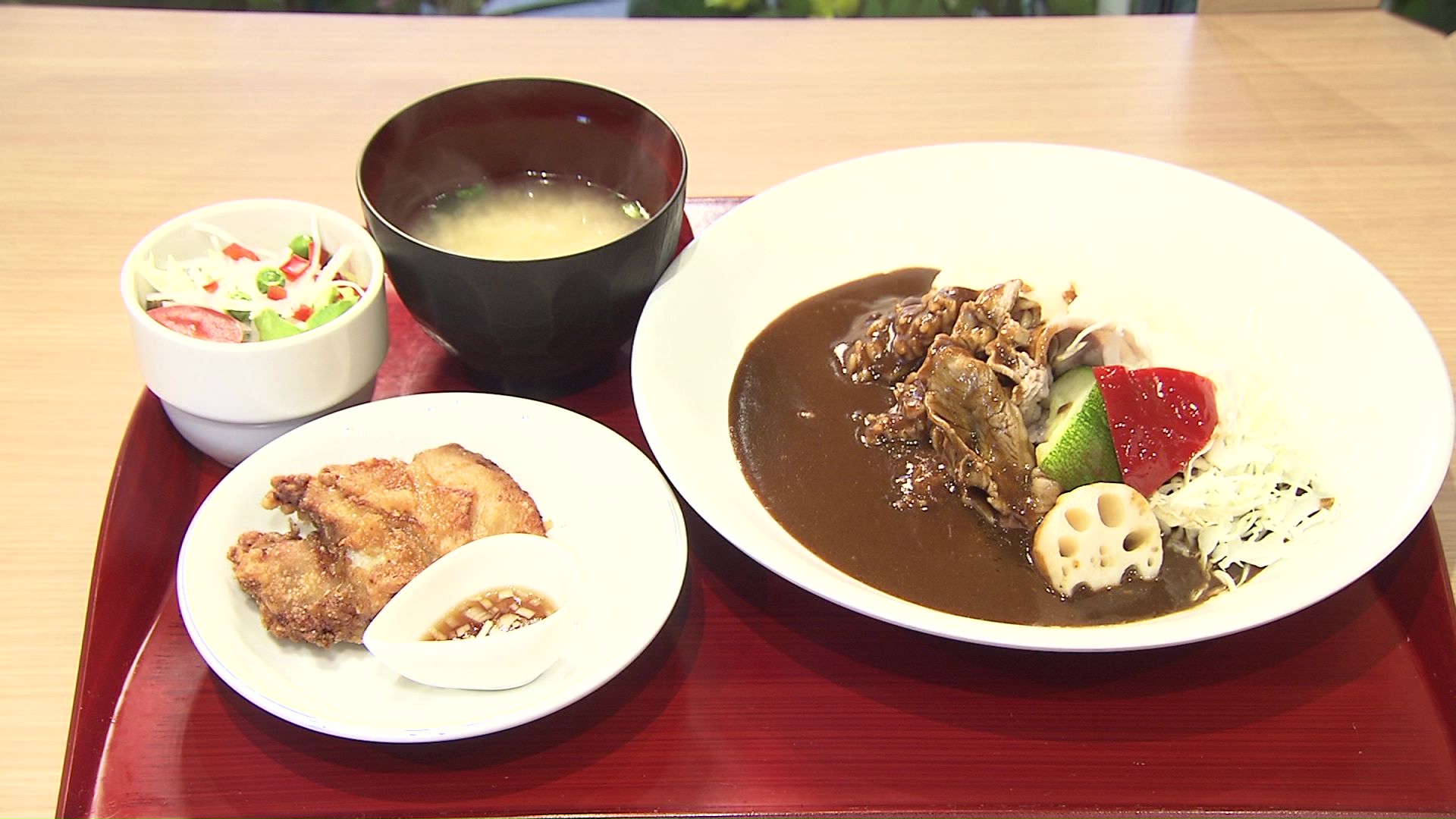 布袋といえばザンギ、アパといえばカレー