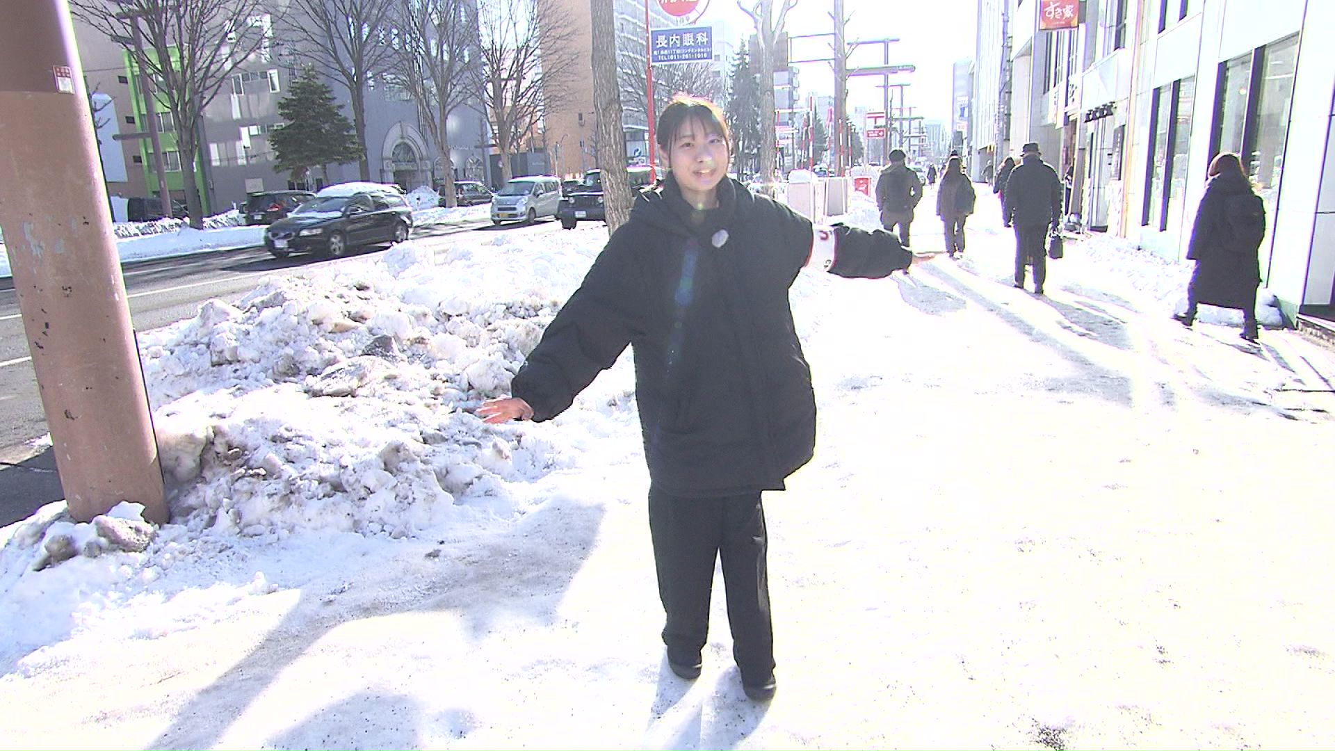 ツルツル路面の上でバランスをとる東木場記者