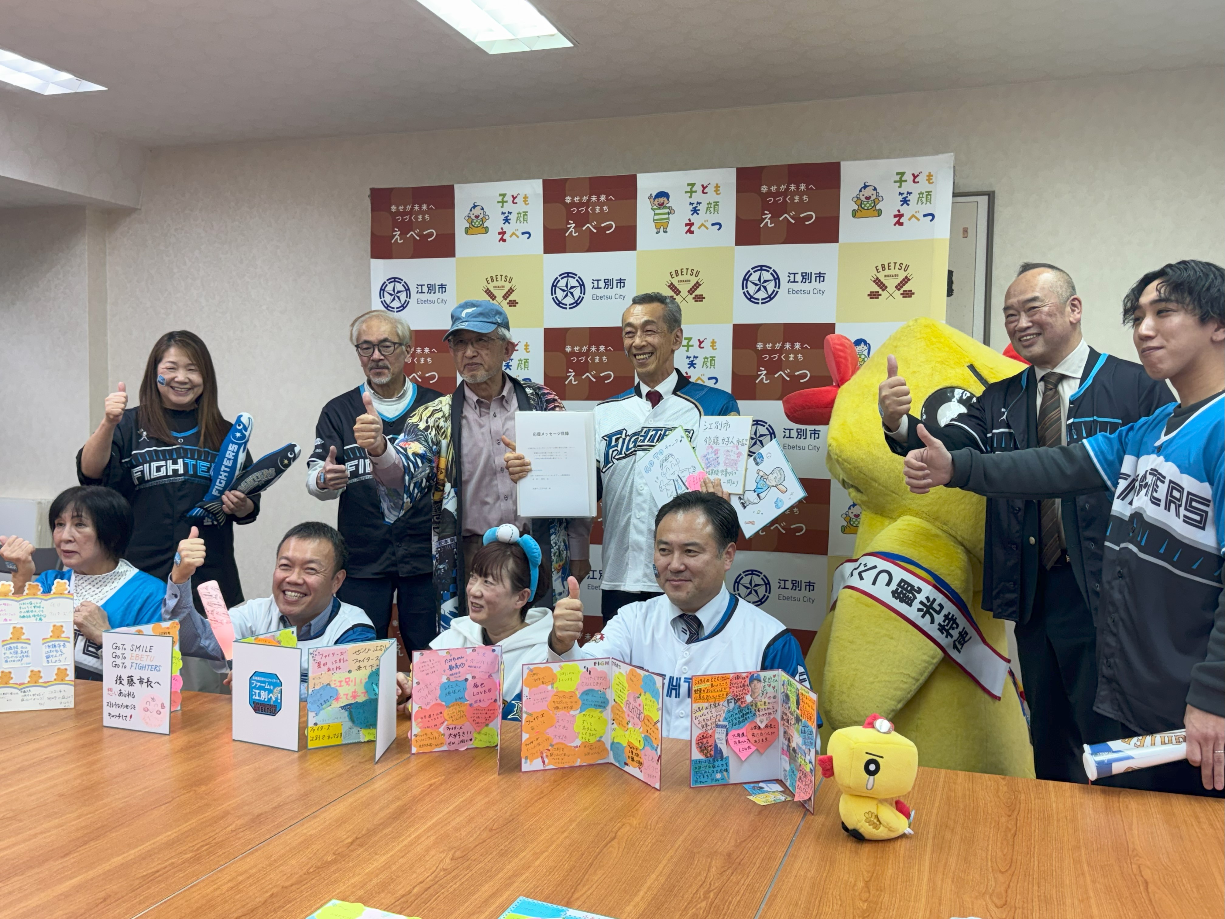 後藤市長に応援メッセージカードを手渡した 誘致期成会