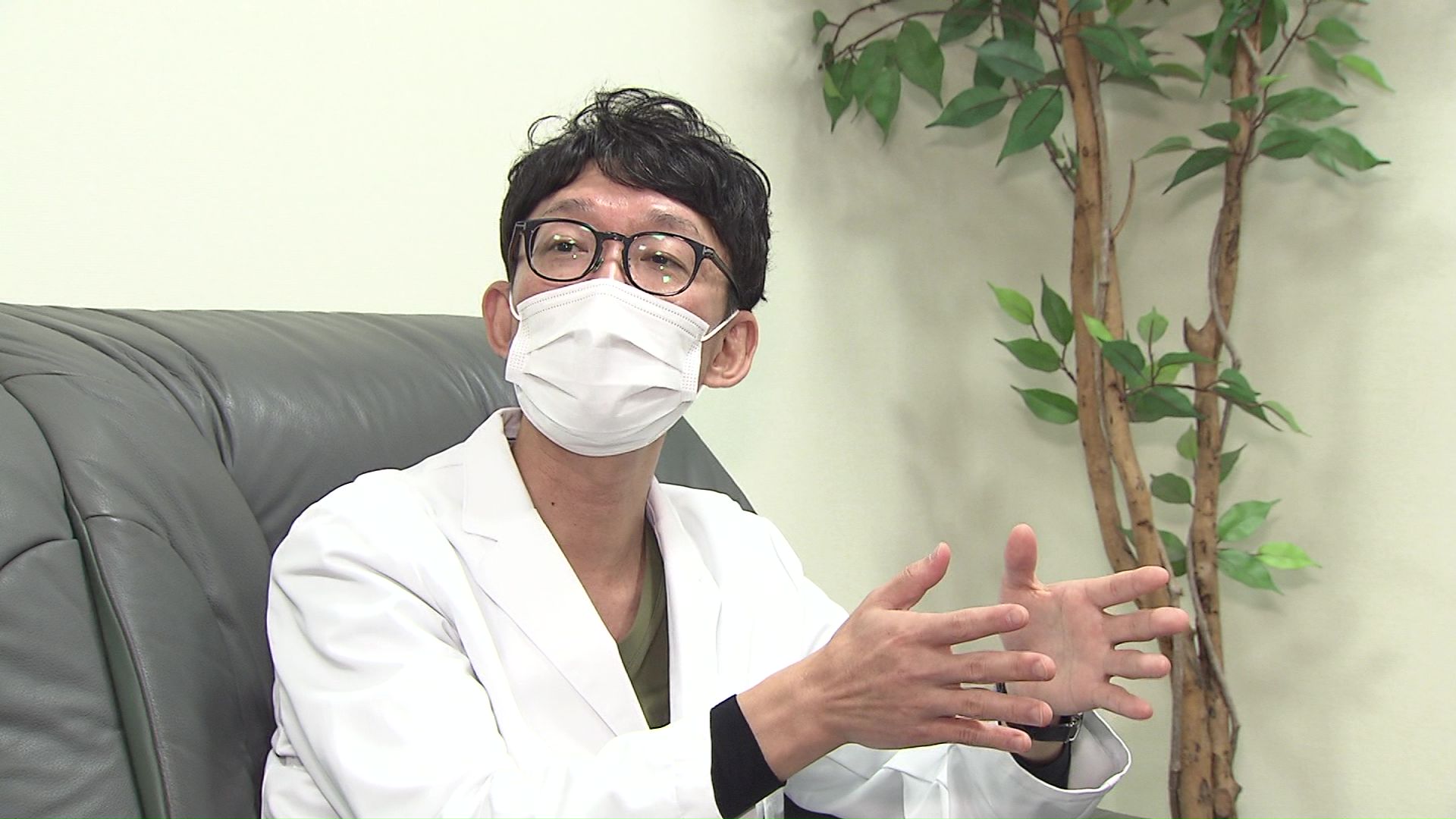 脳神経外科医の藤原雄介理事長