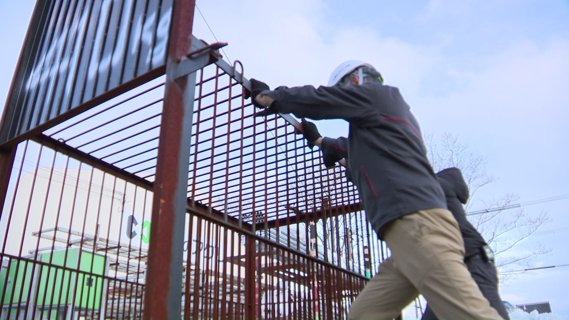 箱わなは大人2人で押してもびくともしない