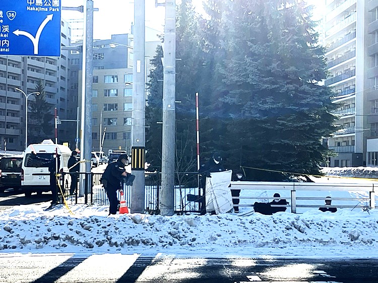 遺体がみつかった現場の調べを進める捜査員