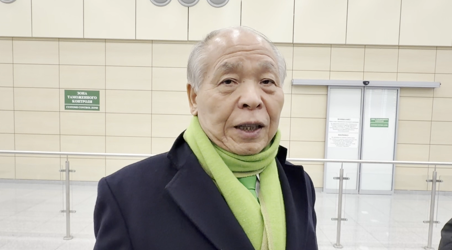 ロシアに到着し取材に応じる鈴木氏