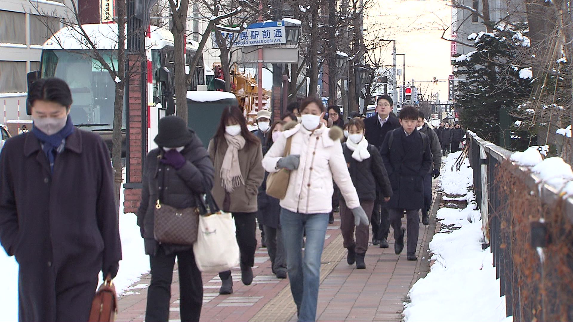 年末年始休みを終えた人たちが職場に向かう
