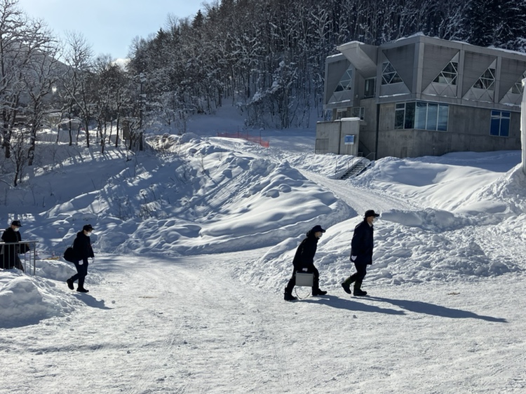 家宅捜索に入る捜査員