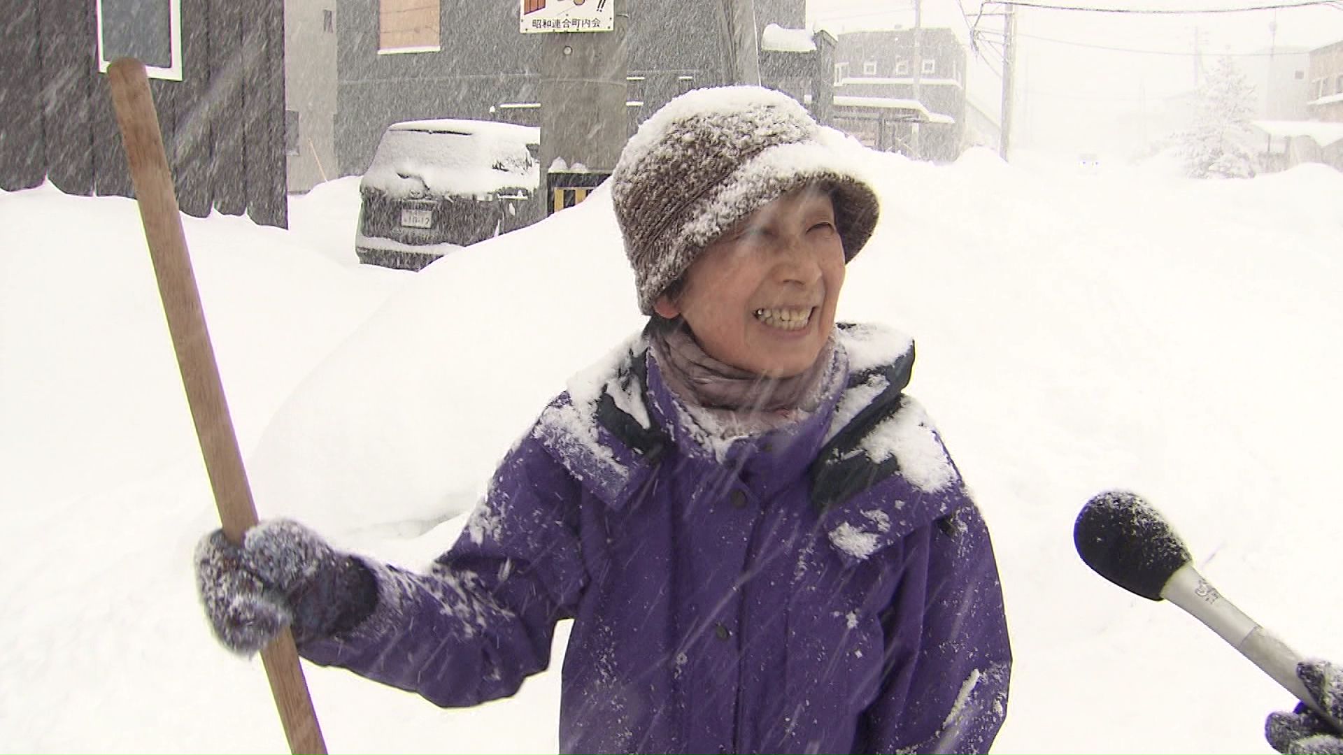 「驚きはしません」雪かきをする市民