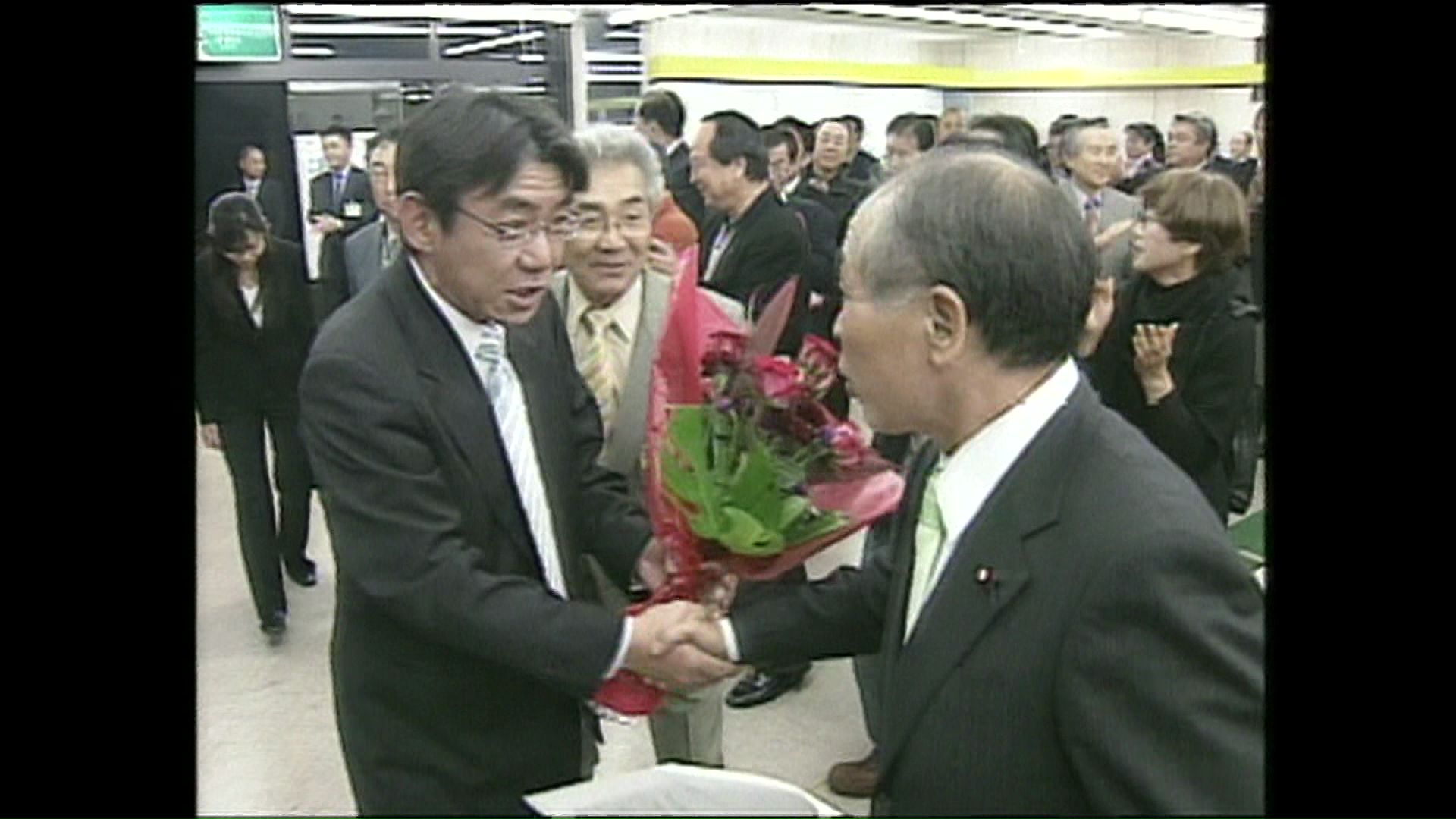 釧路市長選で初当選時に鈴木宗男氏と握手を交わす蛯名さん(2008年)