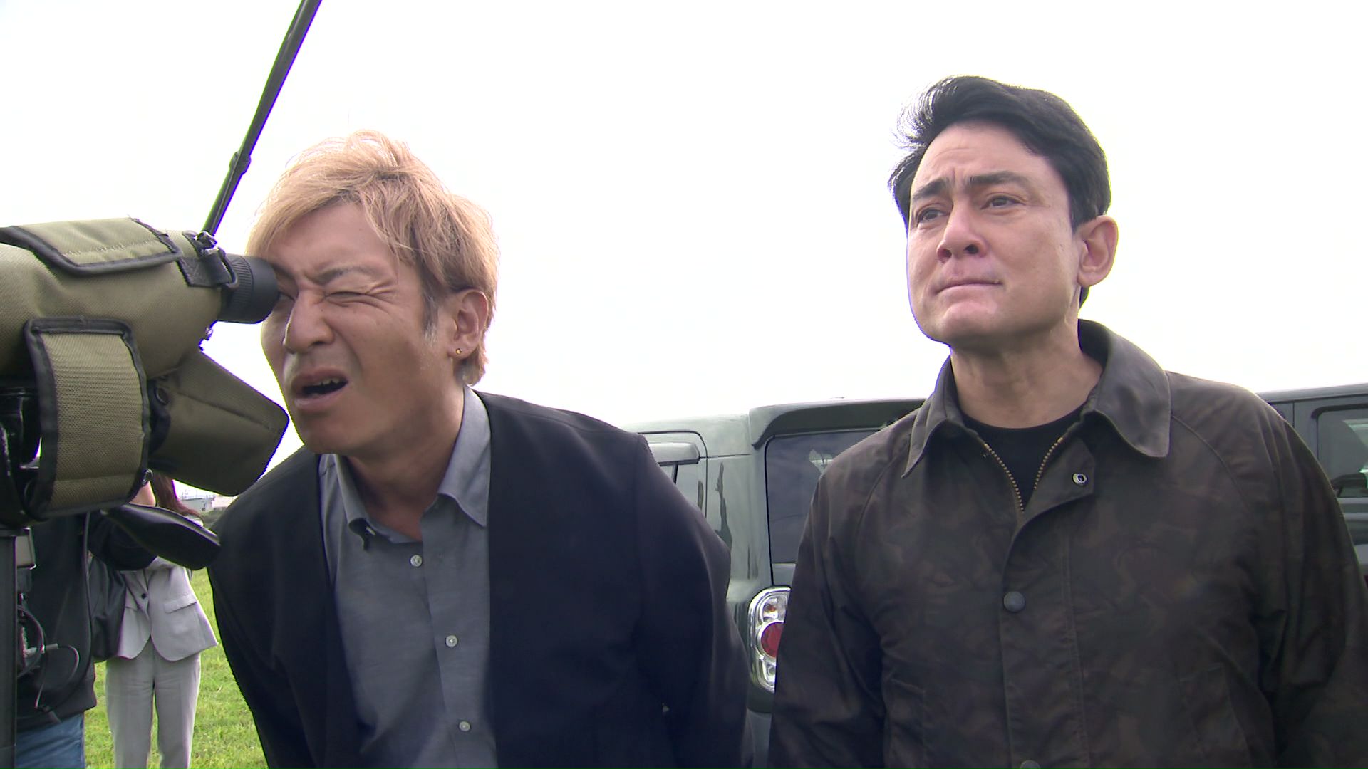 釧路湿原のメガソーラー工事現場を視察した野口健さんとタレントのつるの剛士さん（2025年10月）