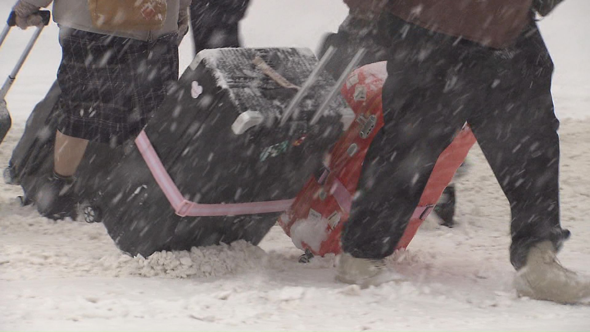 キャリーケースを引くのも大変…