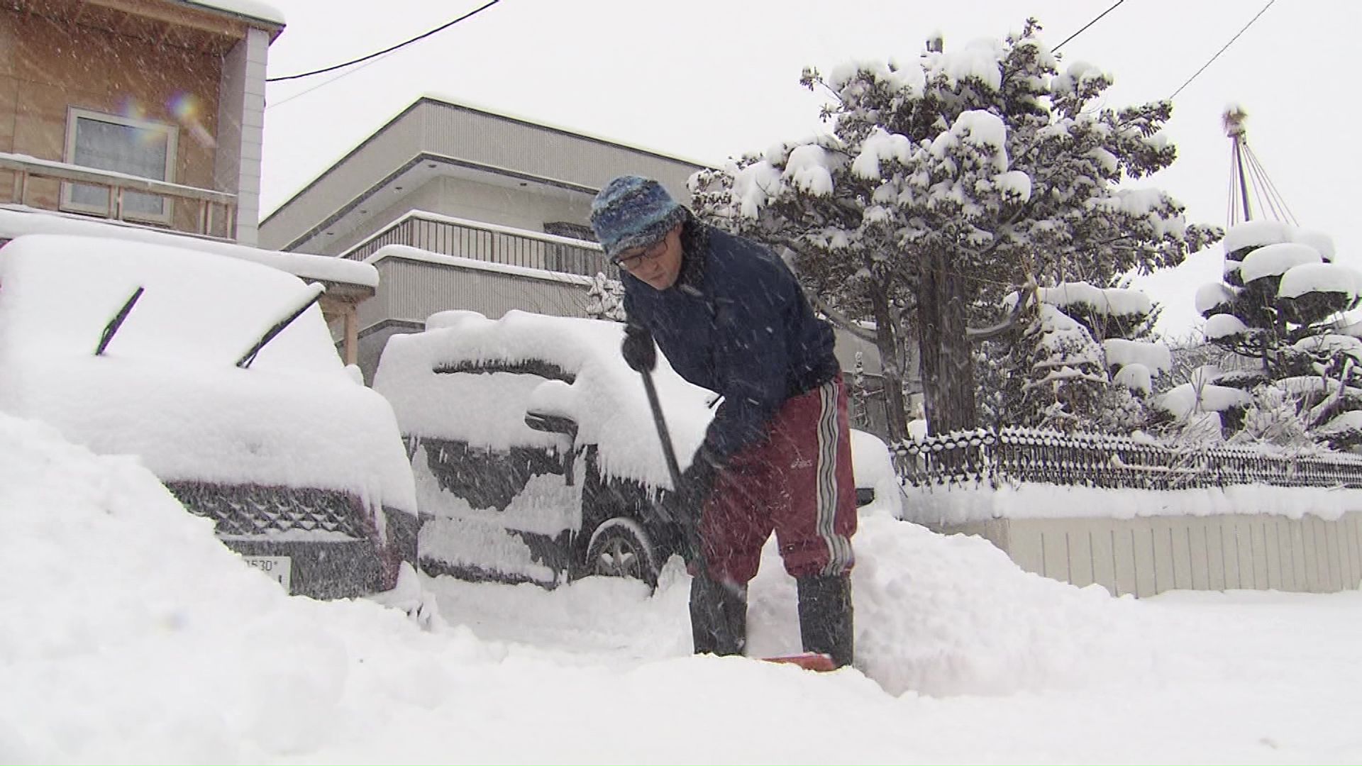 札幌市内の住宅街では住民が雪かき作業に追われていた