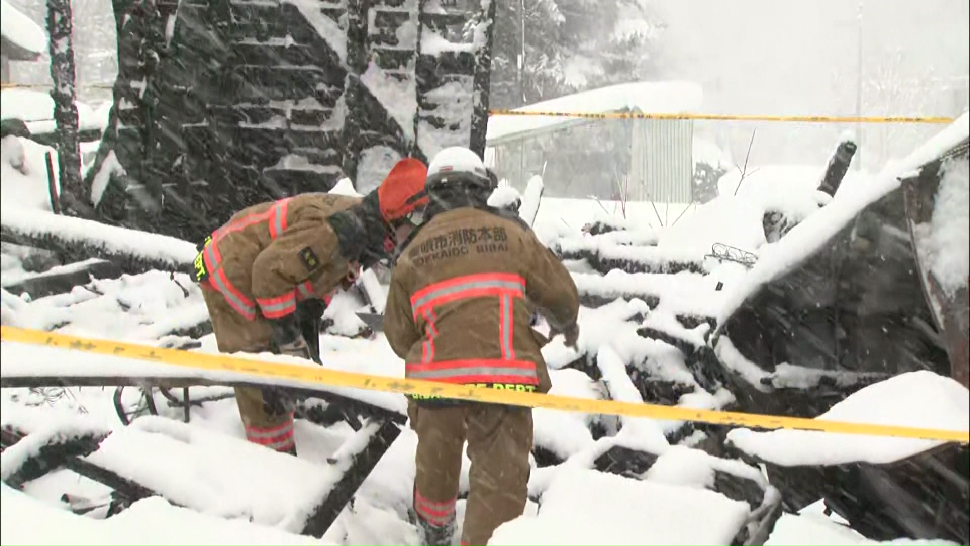 焼け跡から見つかった身元不明遺体の確認急ぐ