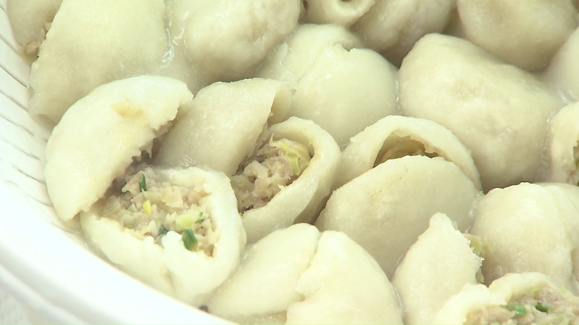 中に包まれている豚肉の餡は本場の栃木県宇都宮市で製造されたもの