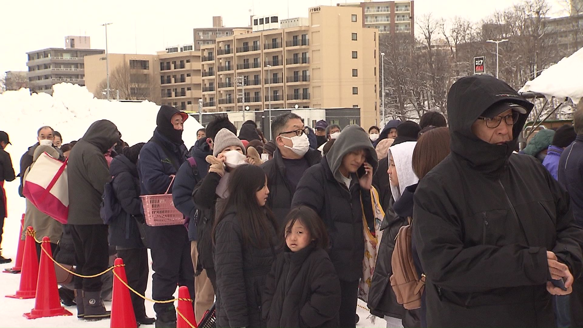 大勢の人が営業1時間前から並んでいる