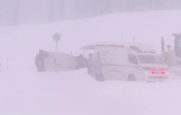 救助作業にあたる警察と消防（北海道ニセコ町）