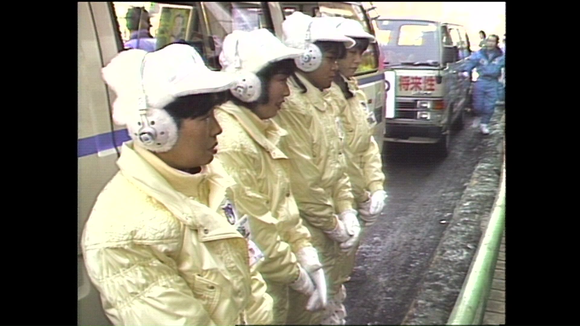 厚着をして寒さをしのぐ選挙運動員