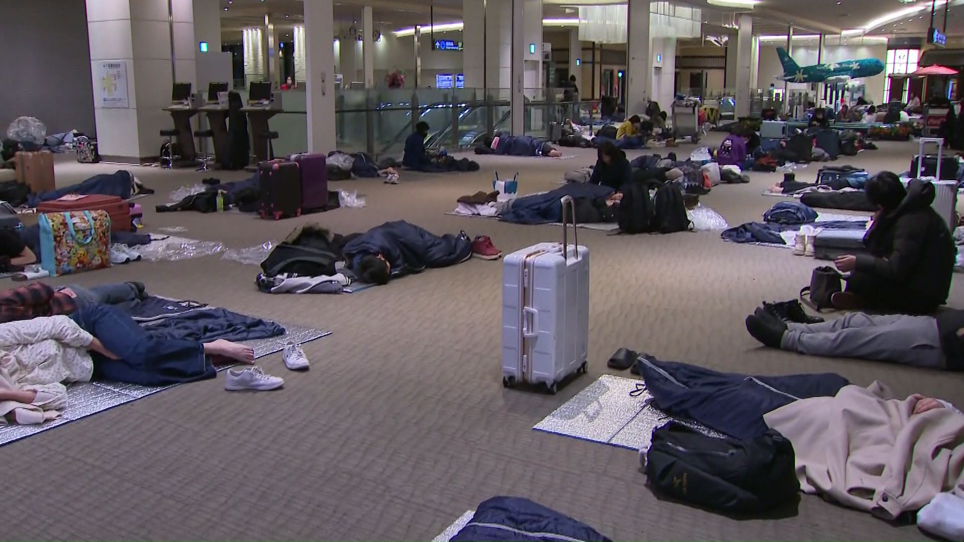交通機関の運休・遅延により空港に宿泊する人々