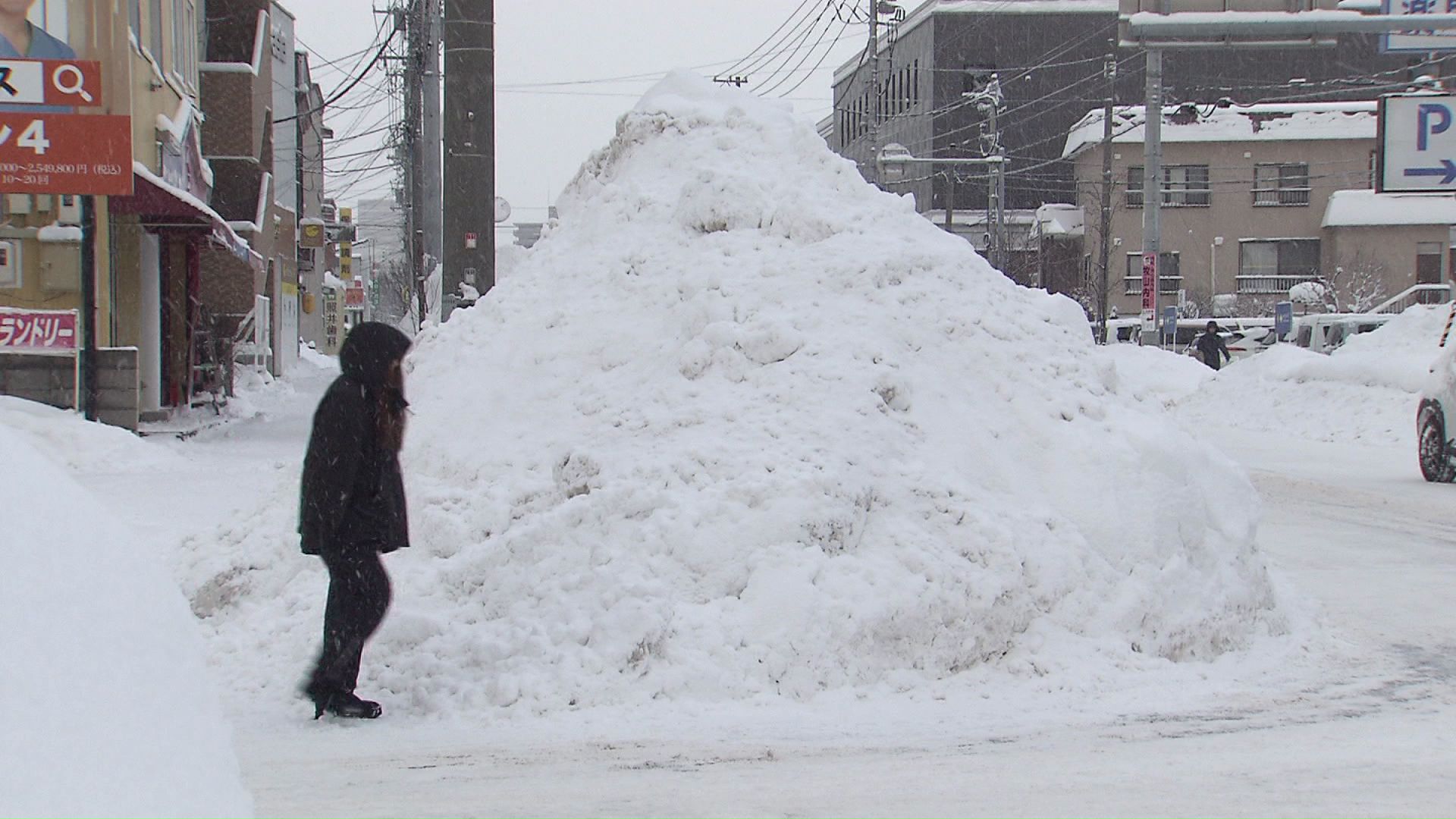 交差点にできた3メートル近い雪山