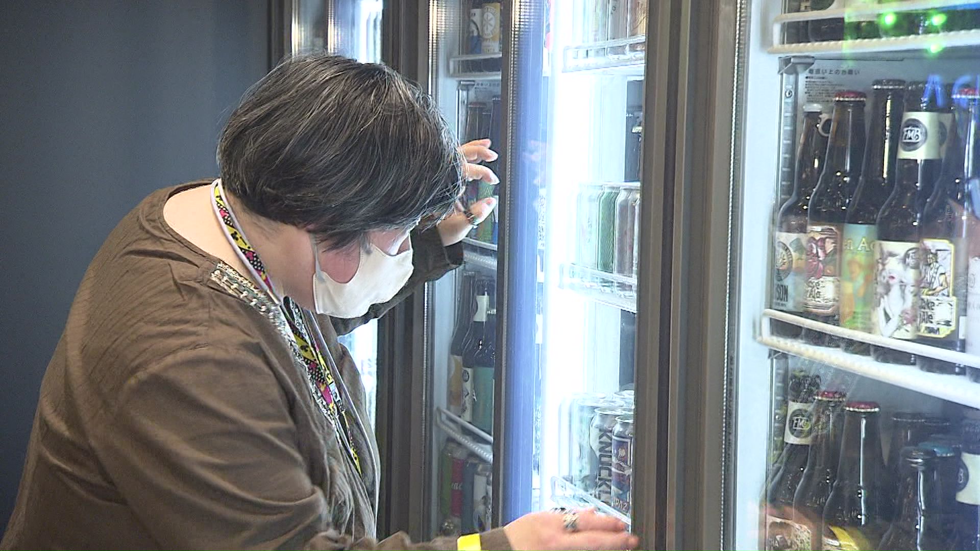 冷蔵庫を自ら開ける客