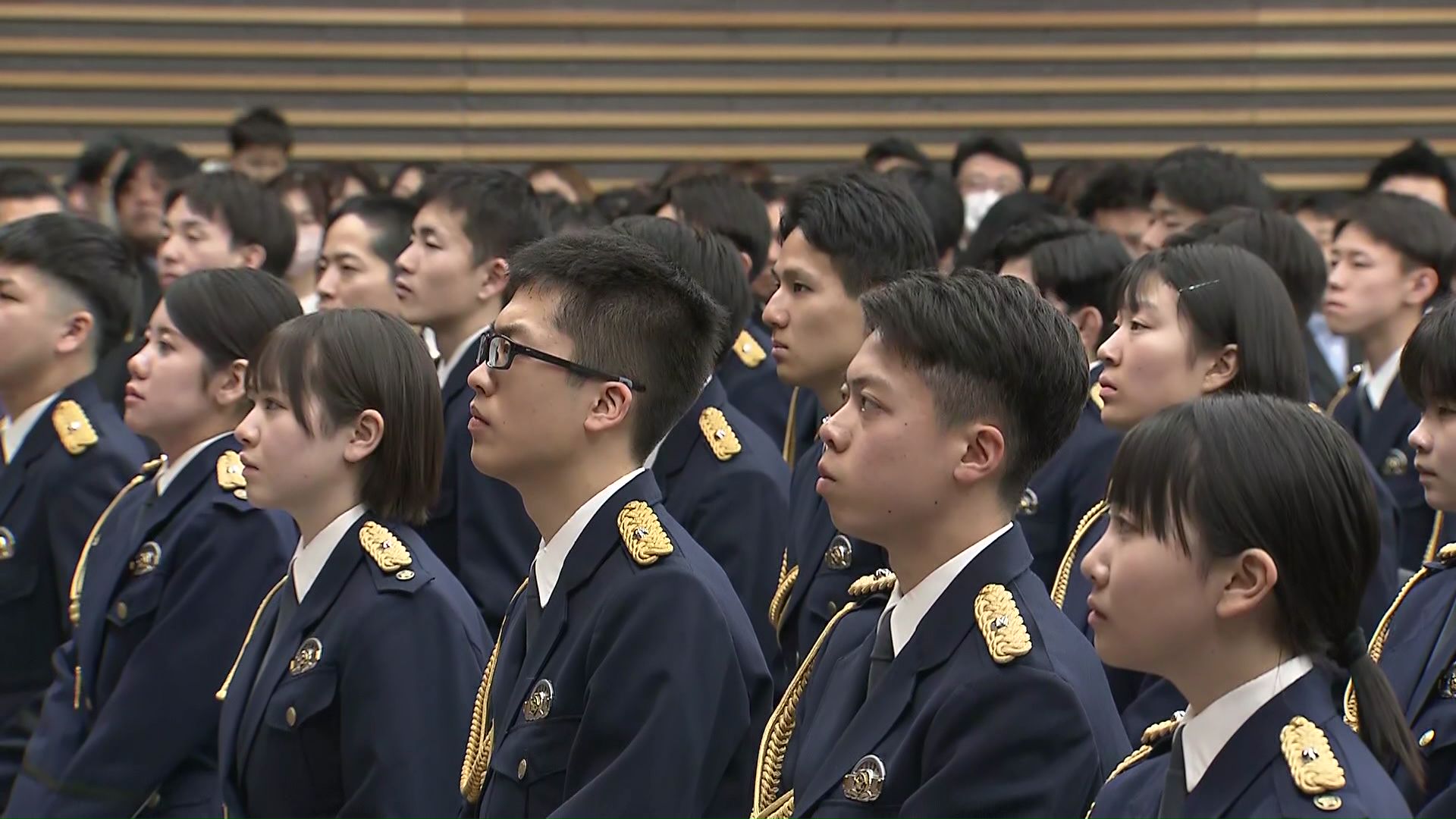 男女合わせて180人が卒業