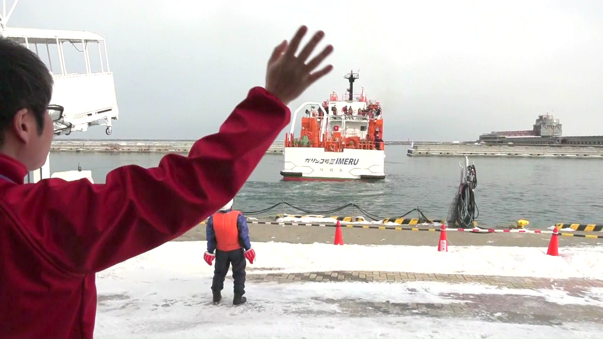 安全祈願し出航するガリンコ号