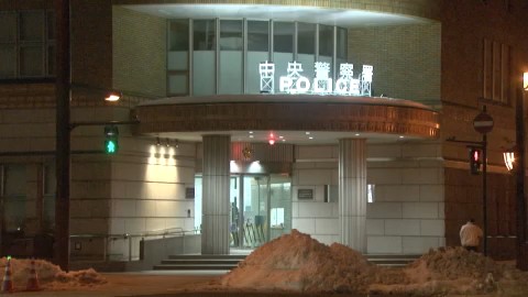 風営法違反の疑いで暴力団員の男2人を逮捕した北海道警中央署（札幌市）