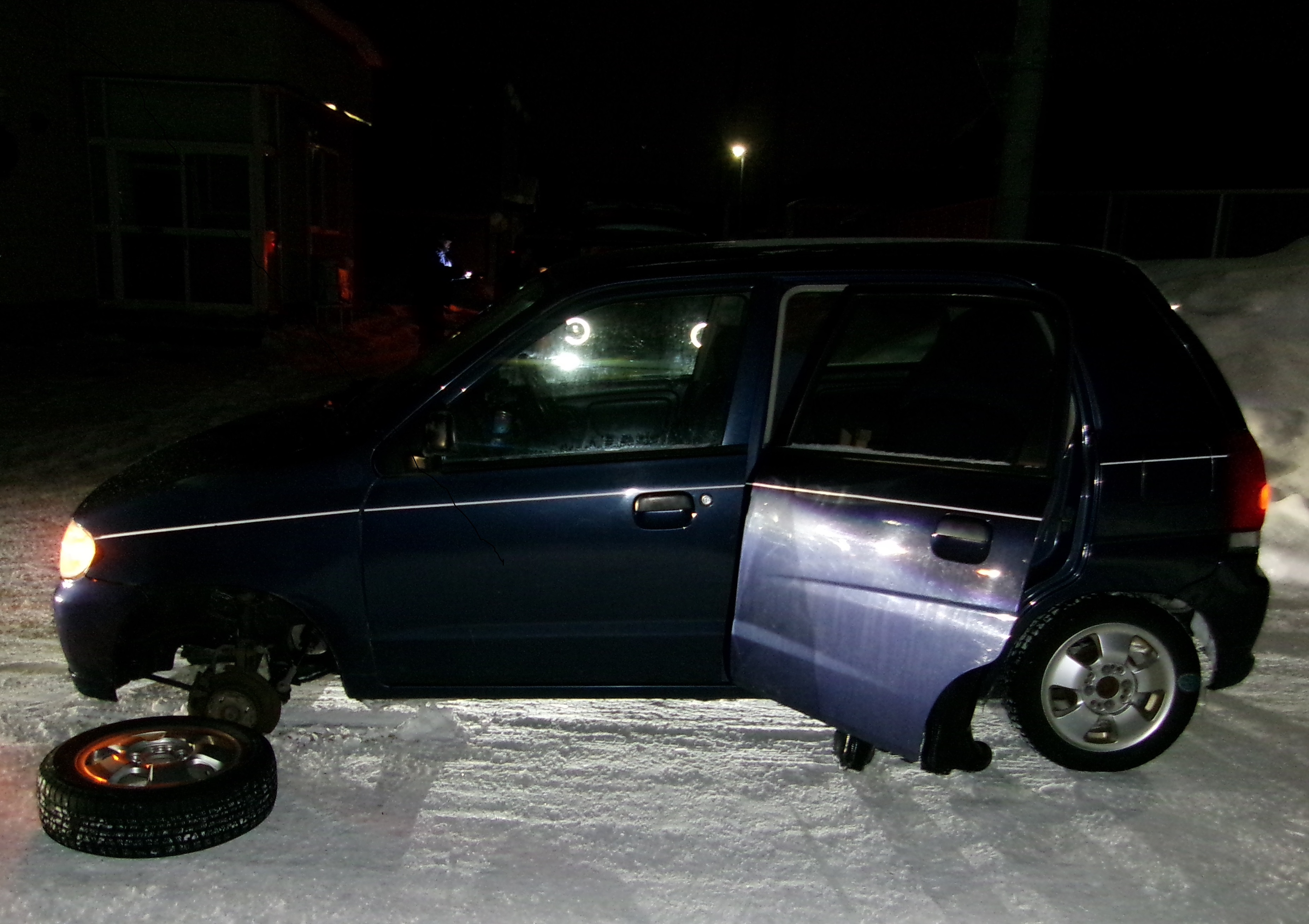 助手席側のタイヤが外れた軽乗用車（提供：北海道警）