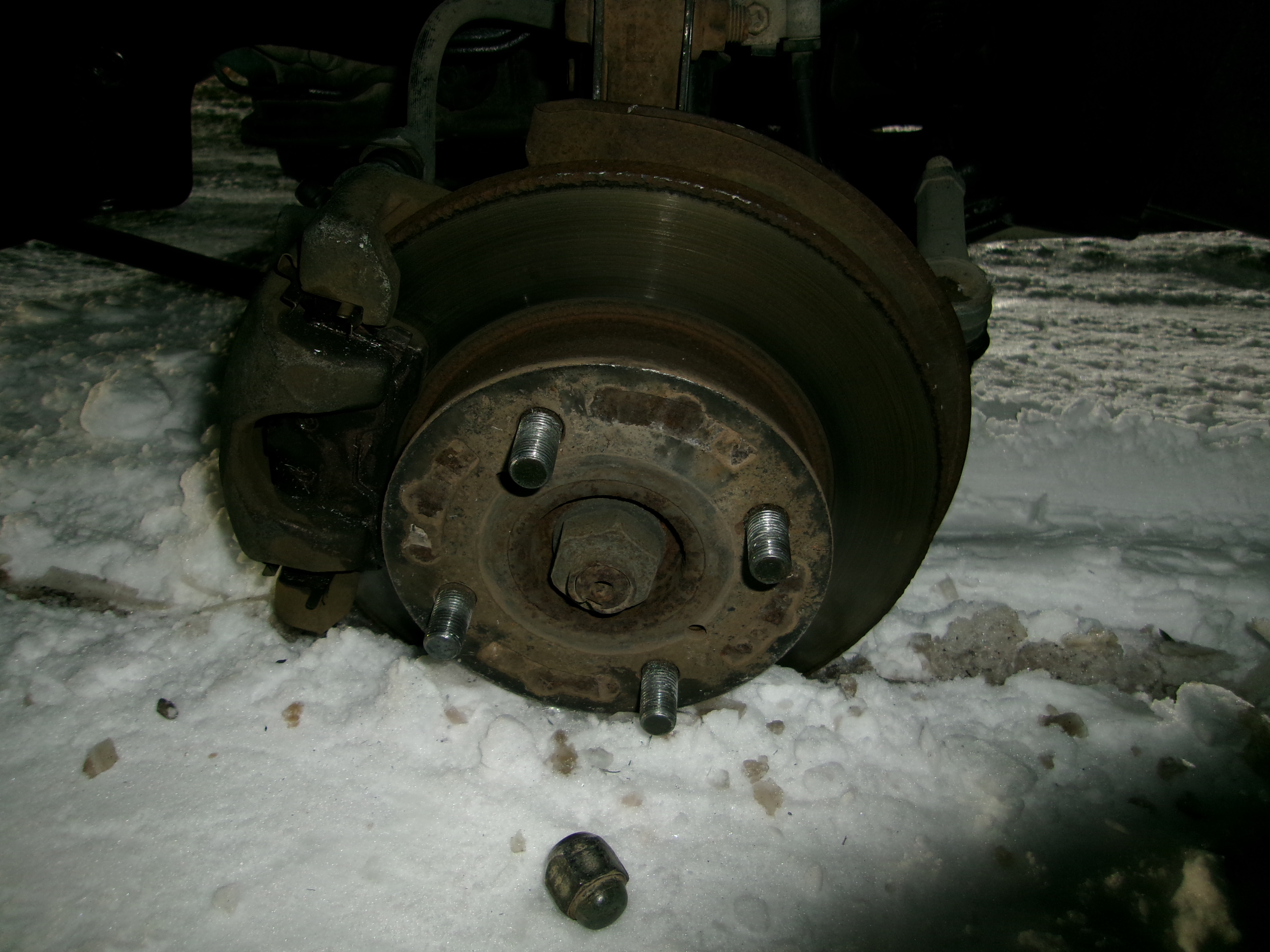 タイヤが外れ雪の上にナットが転がっている（提供：北海道警）