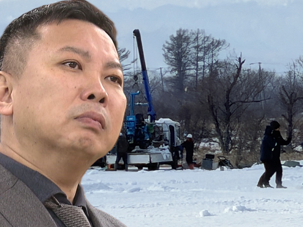 土壌調査の様子と日本エコロジーの松井政憲社長