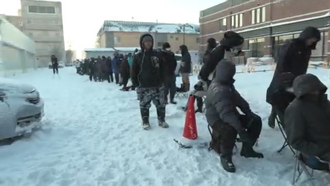 朝から約100人の行列が…