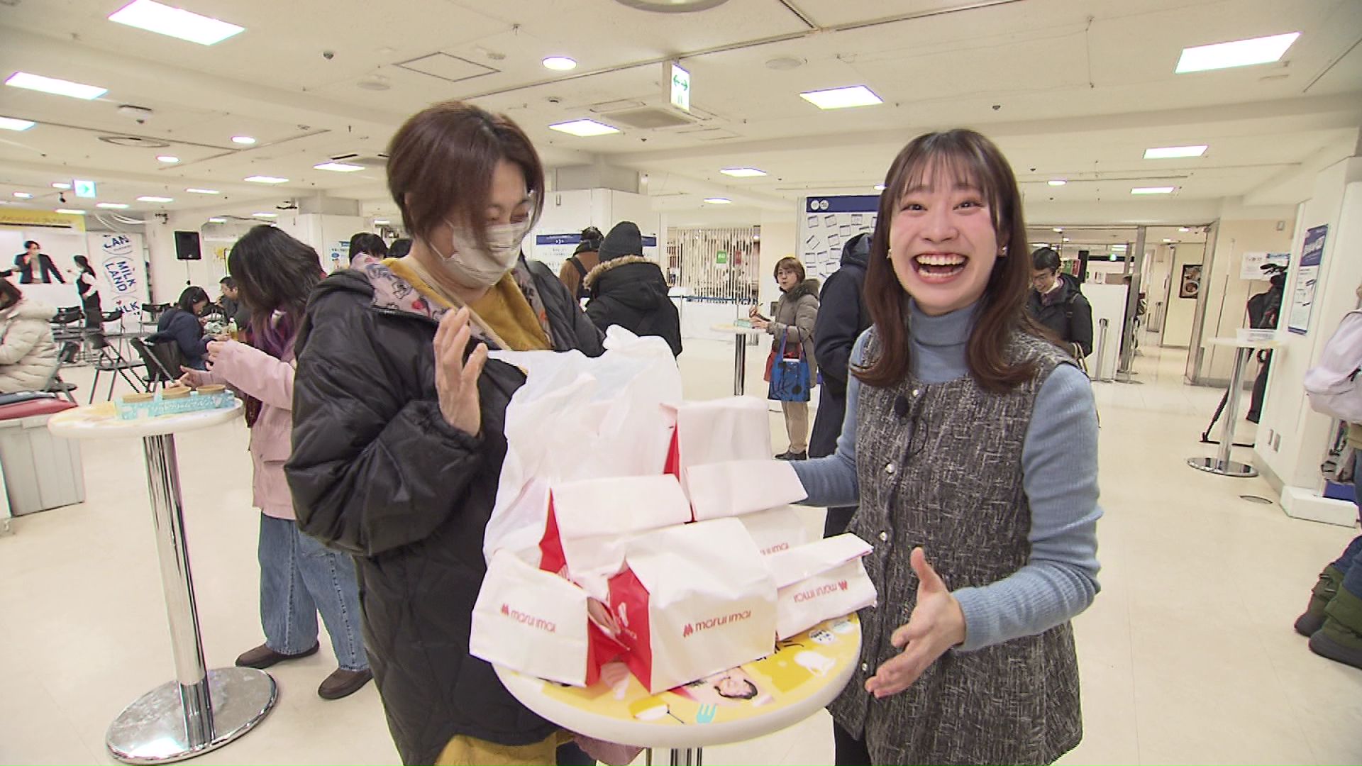 たくさんのチーズを買い込んだ来場者