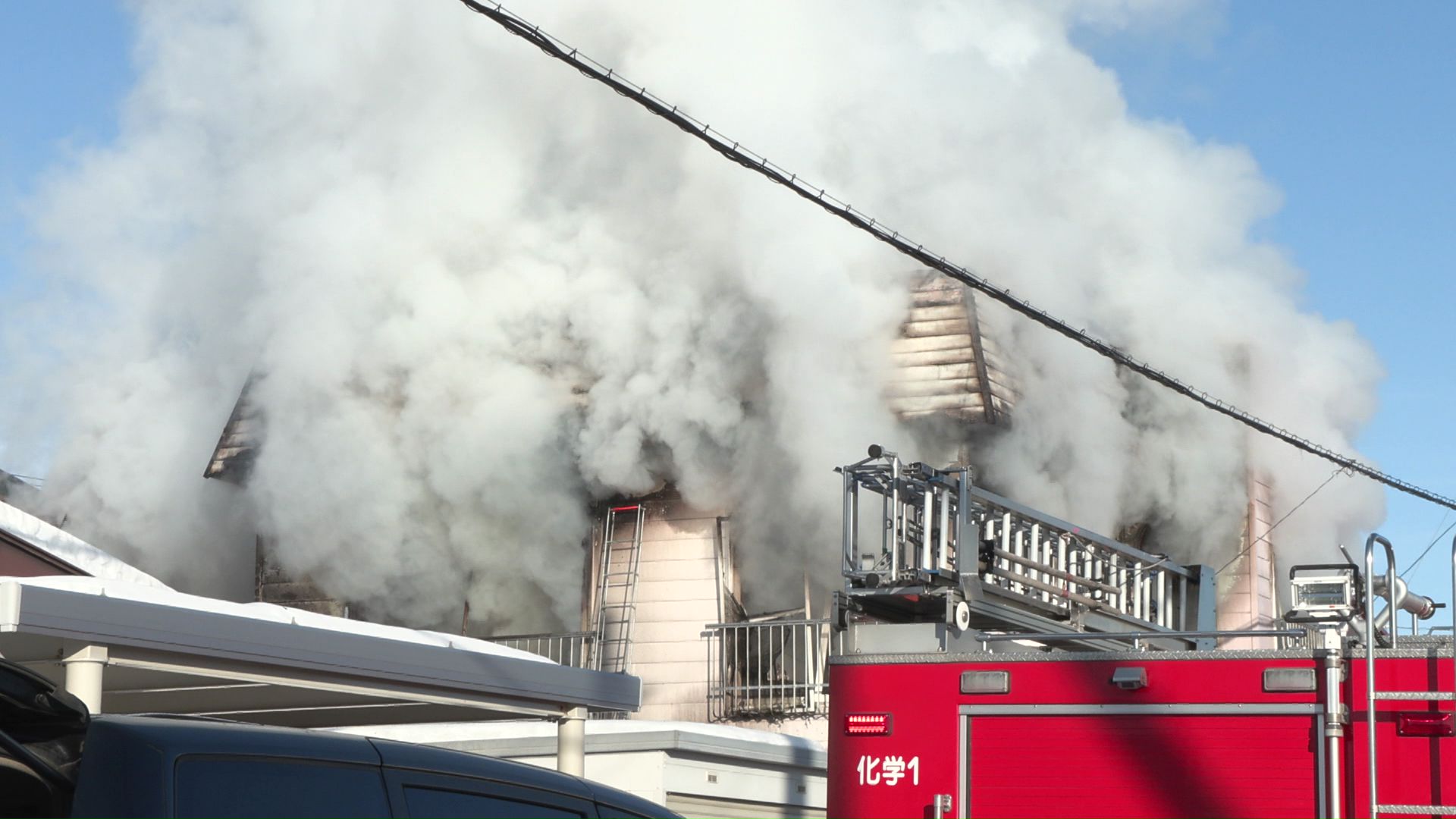 煙がもうもうとする現場…住人の80代女性と連絡取れず