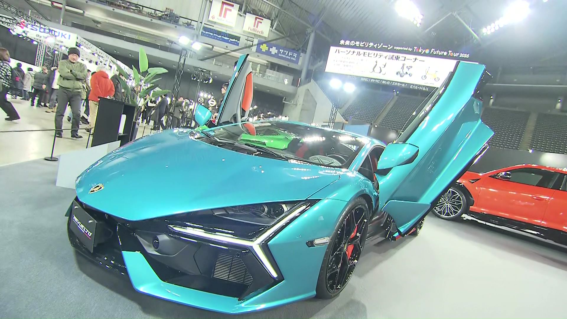 約90台の最先端の車やバイクが展示