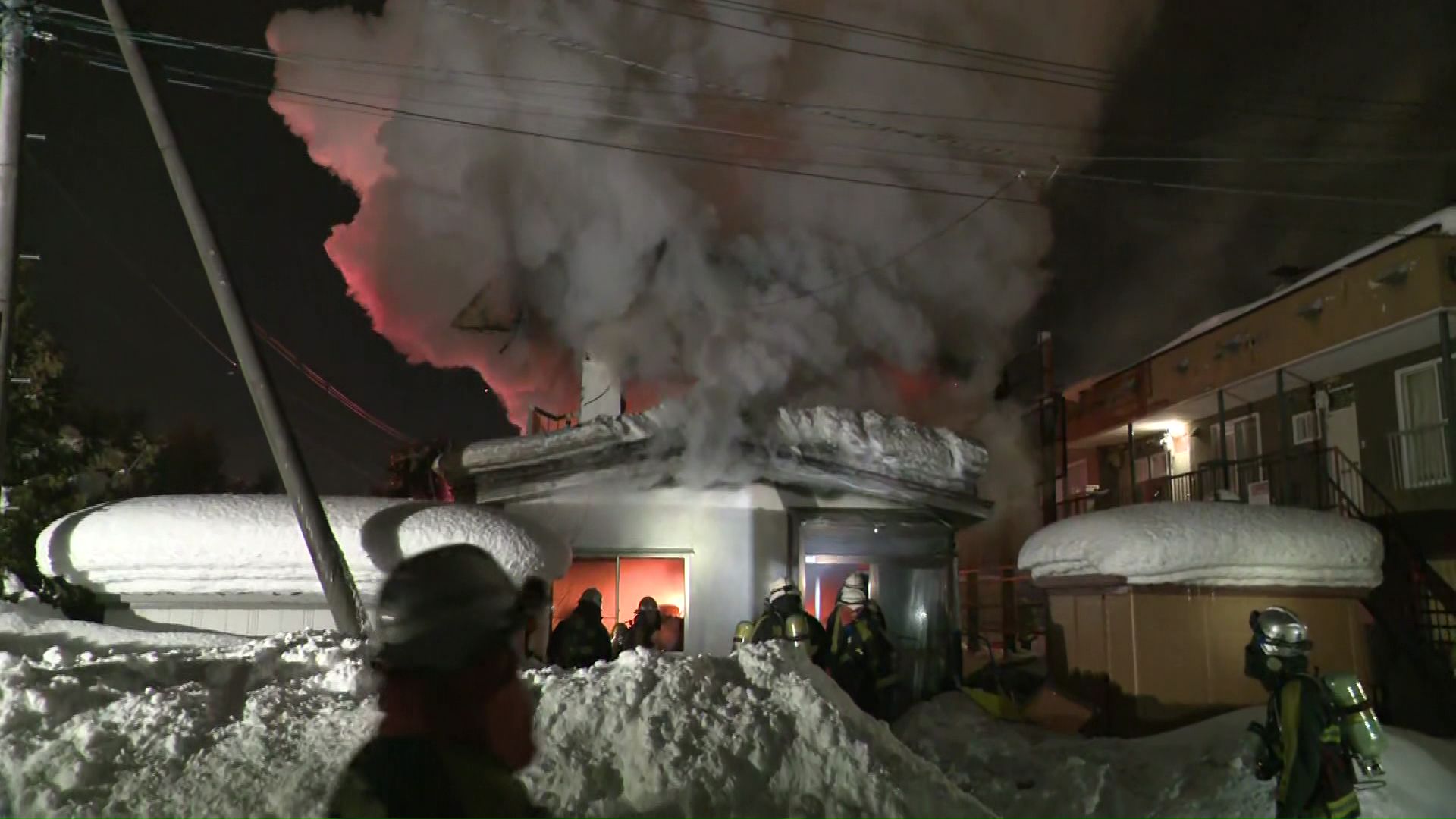 住宅から立ち込める煙