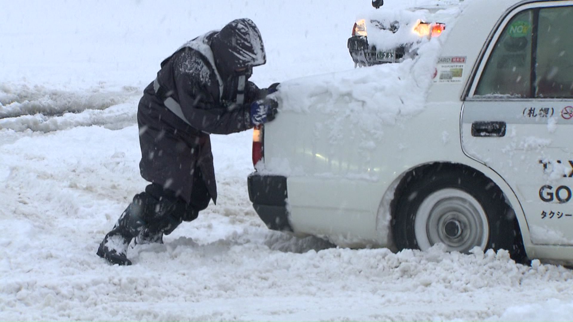 立ち往生する車も