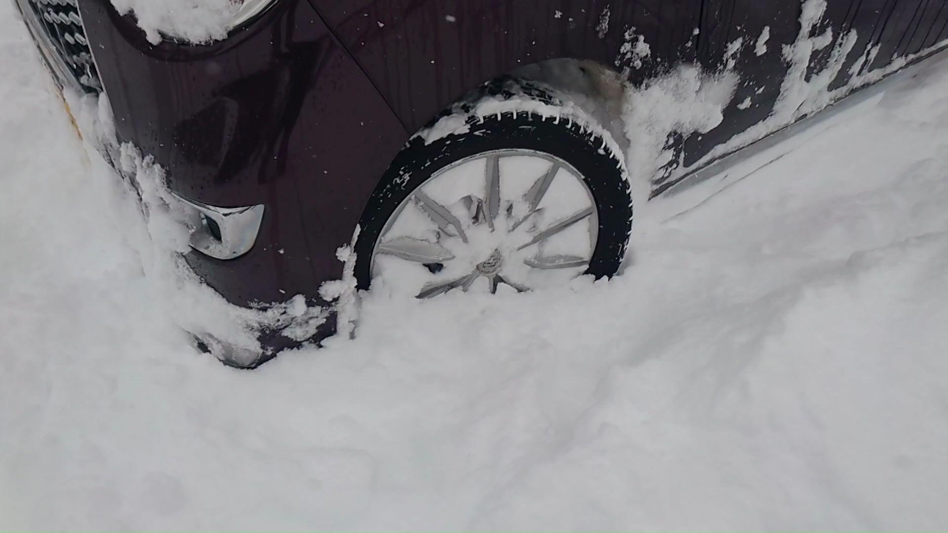 立往生した車も