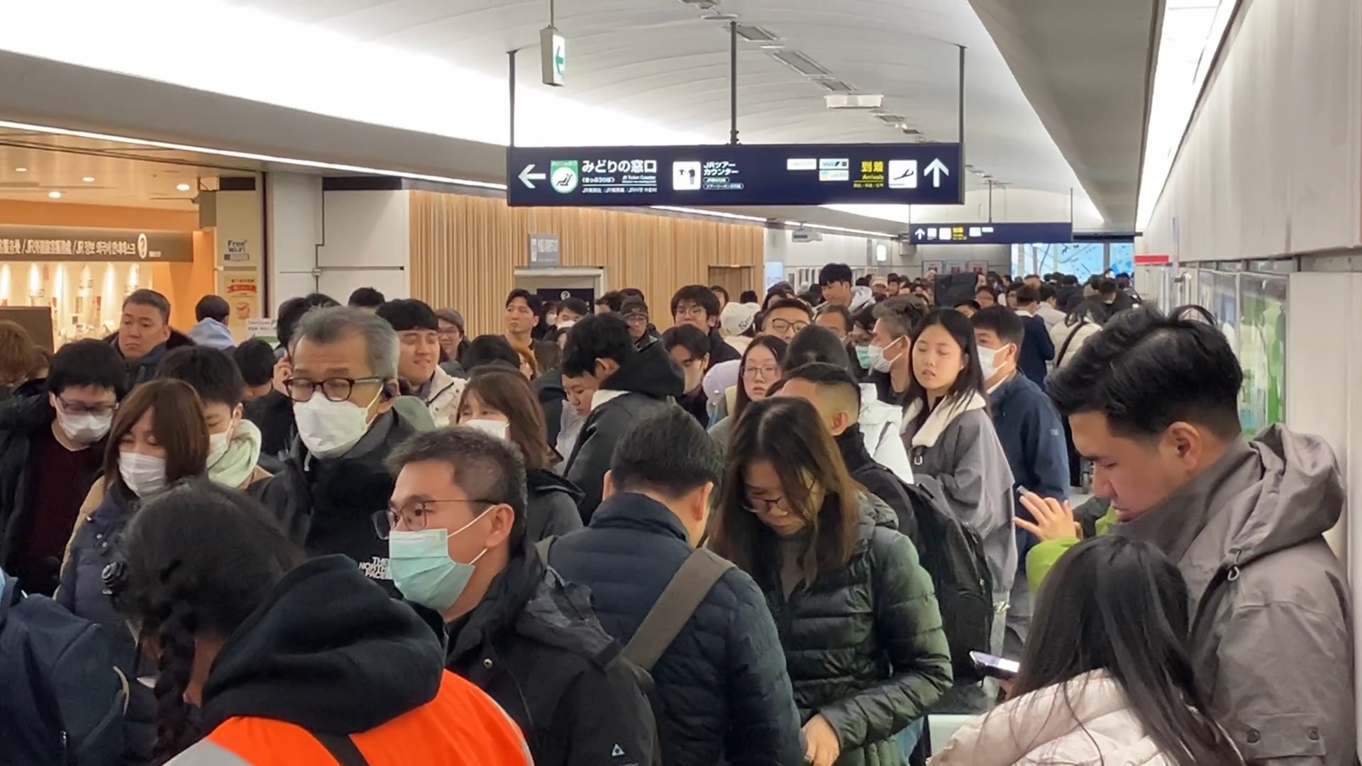 JRを待つ人の列（撮影：視聴者）