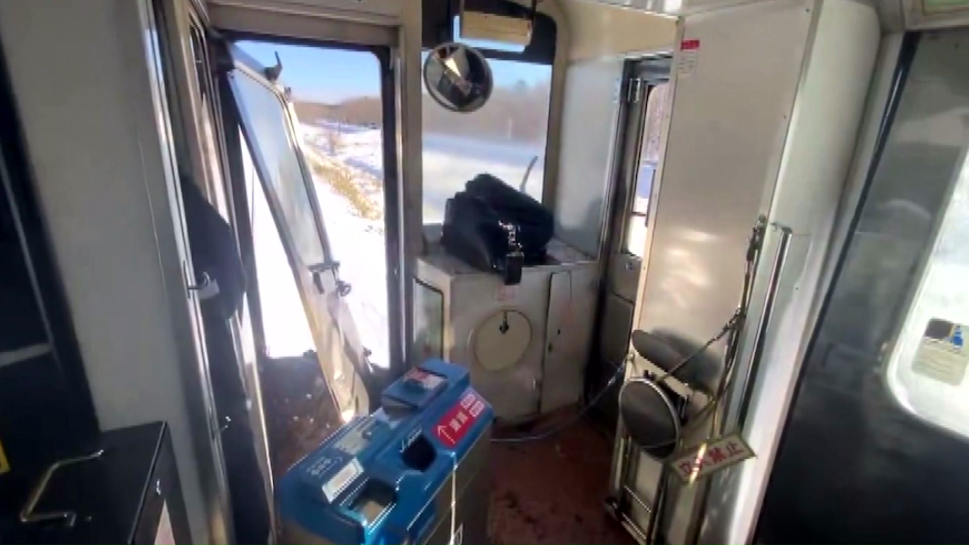 衝突で中央のドアが内側に外れた列車(提供:シズムトリップ/旅行の穴場)