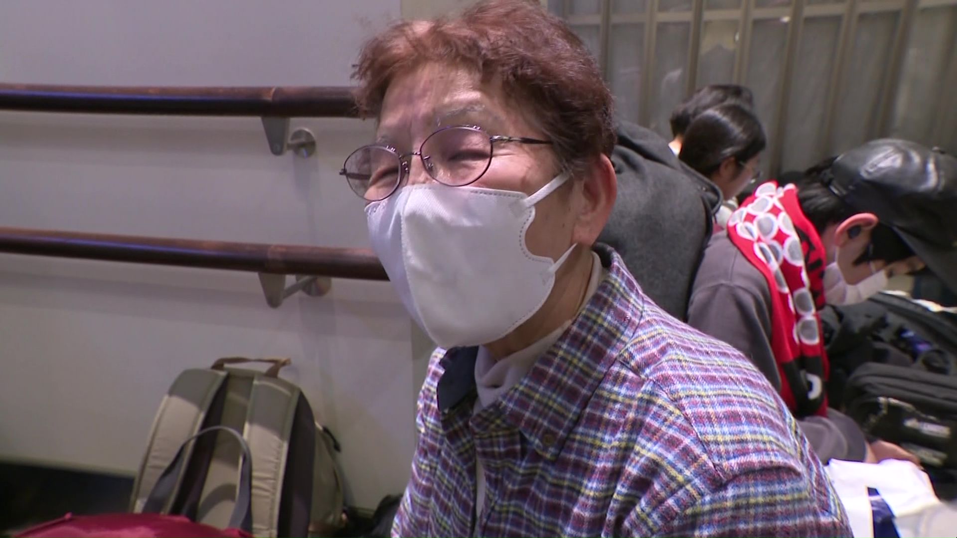 「疲れました」と空港で足止めされた人