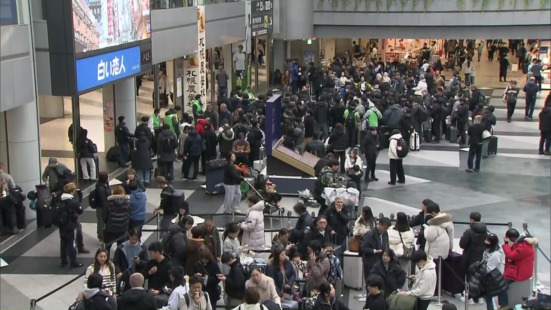 タクシーを待つ100人を超える列がロビーに