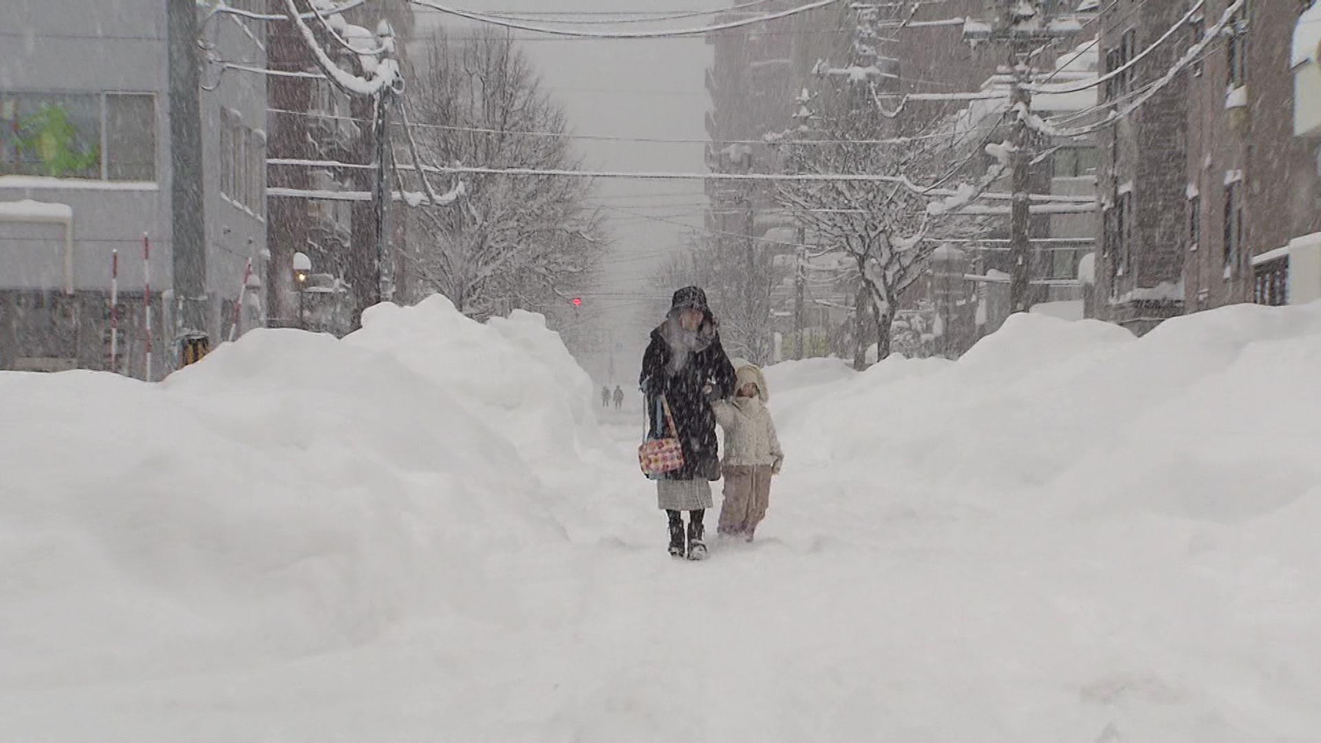 車道を歩くことを余儀なくされる