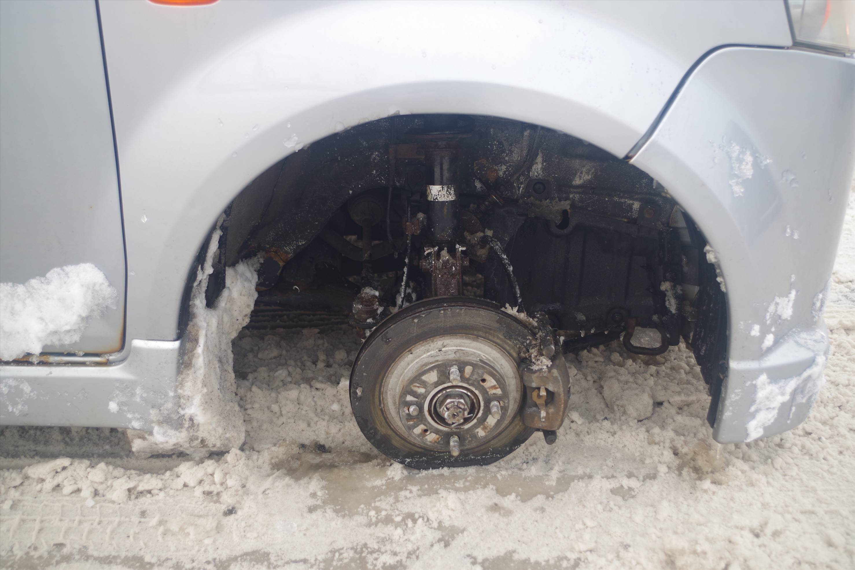 タイヤが脱落した軽自動車(提供:道警)