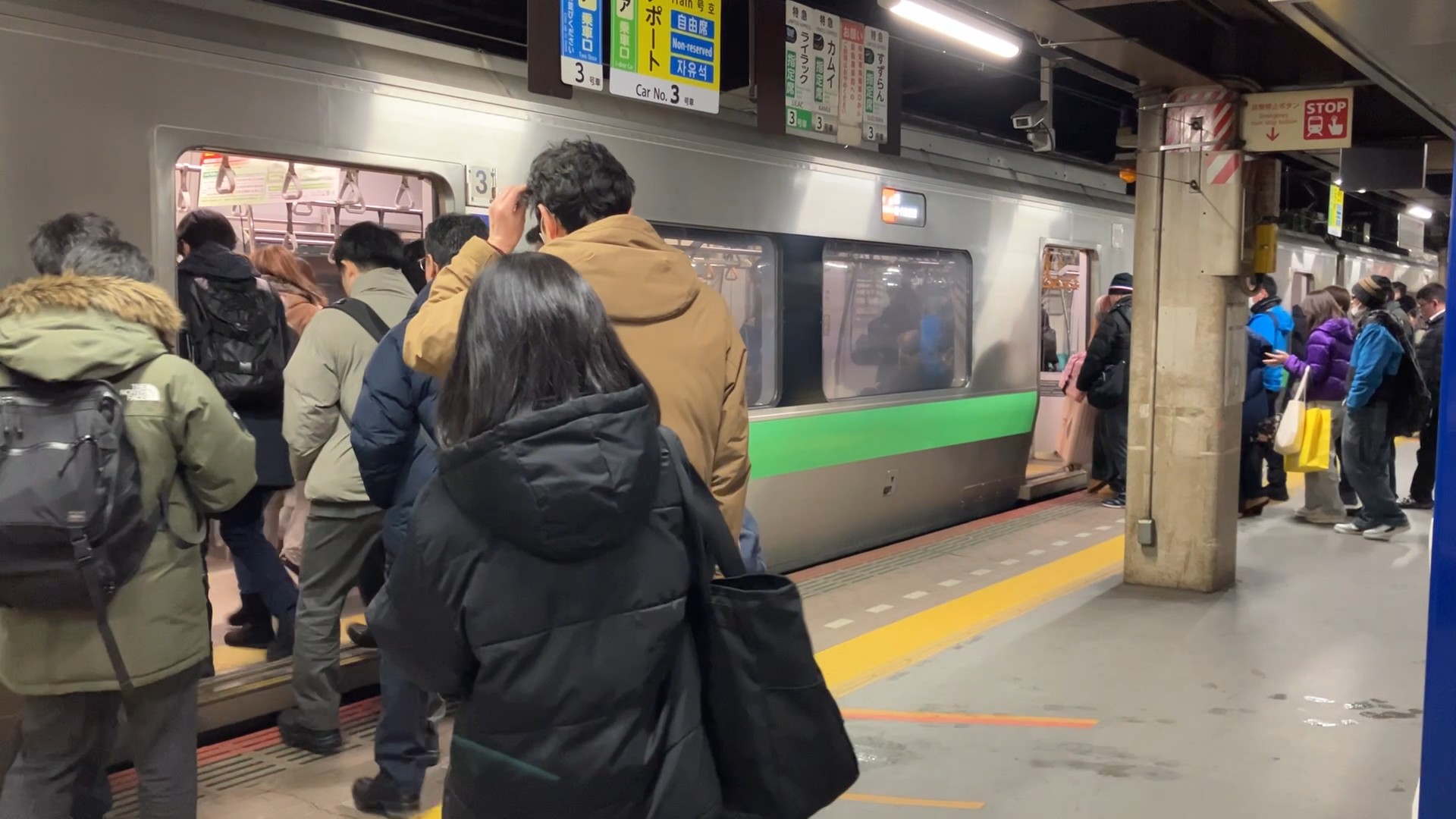 札幌駅の様子（28日午後8時ごろ　撮影：視聴者）