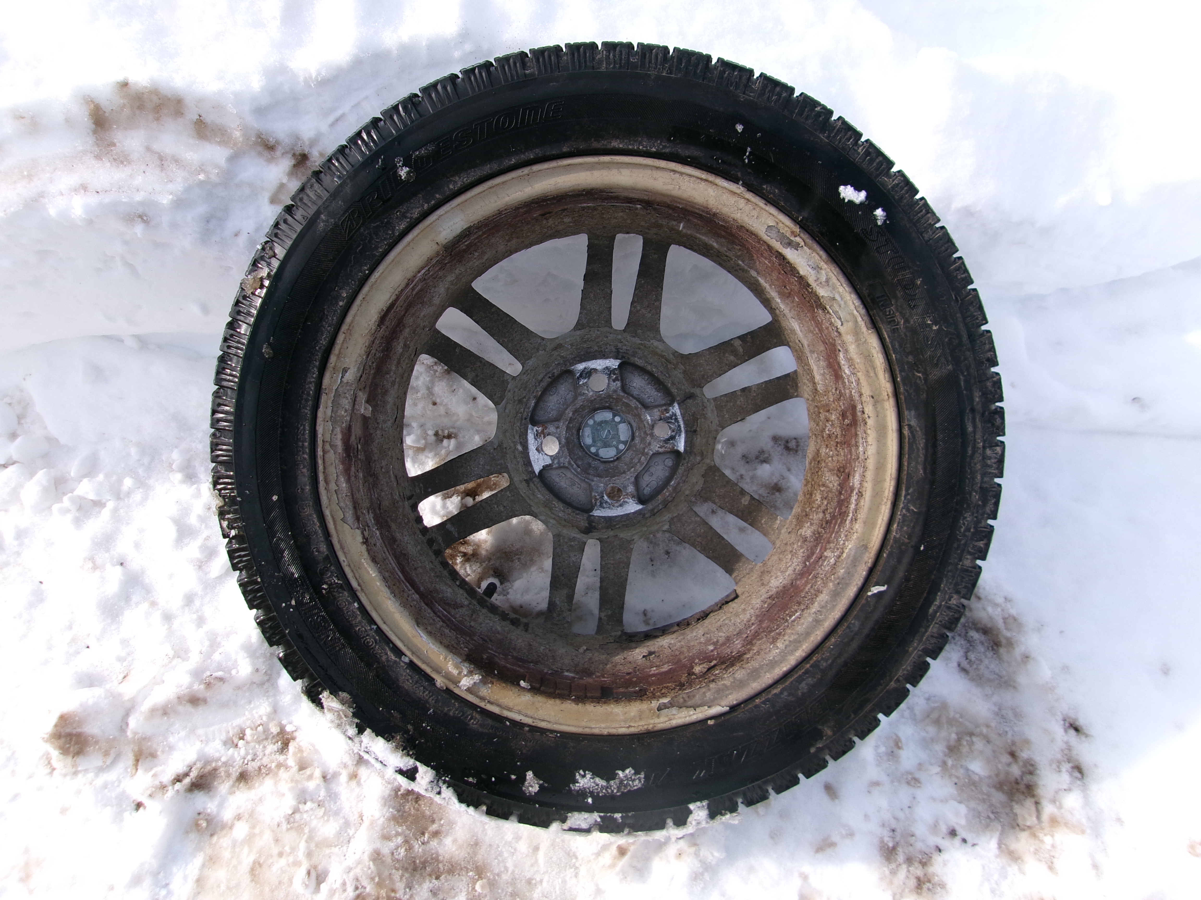 外れたタイヤ（提供：道警）