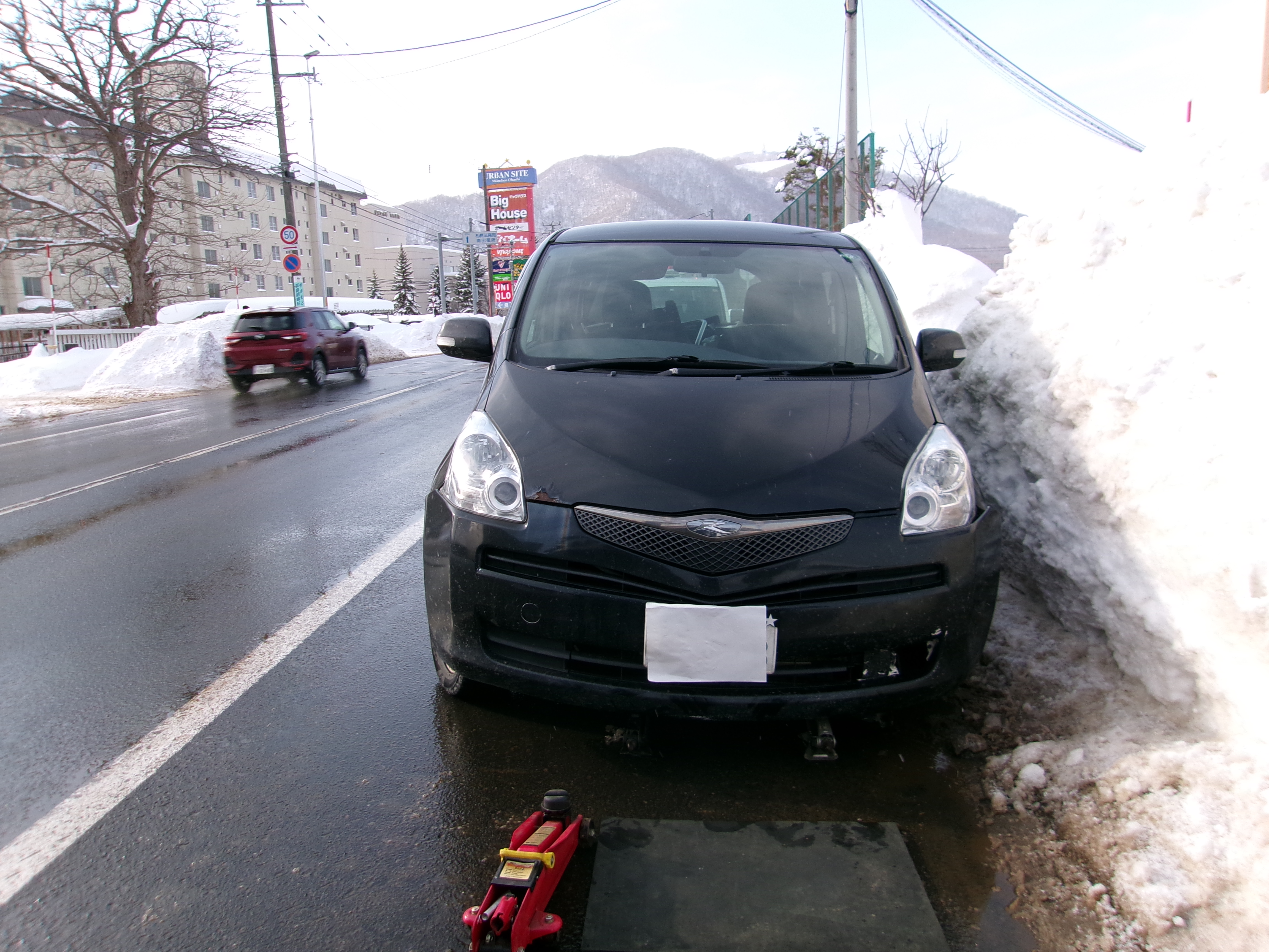 タイヤが外れた乗用車（提供：道警）